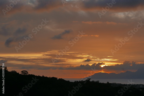 coucher de soleil sur Moorea, polynésie française