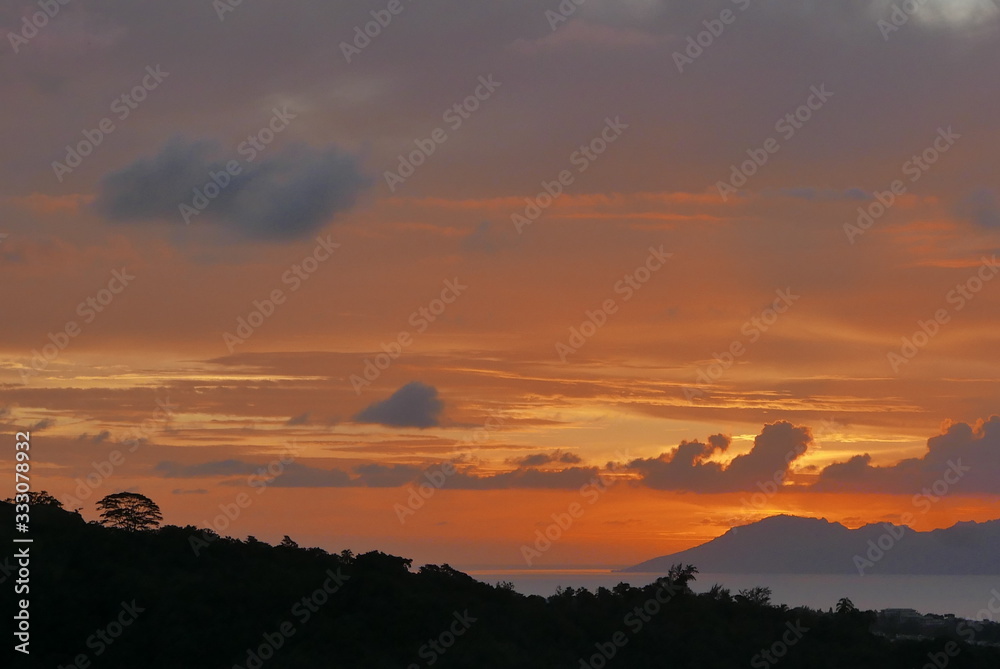Obraz premium crépuscule sur l'ile de Moorea en polynesie