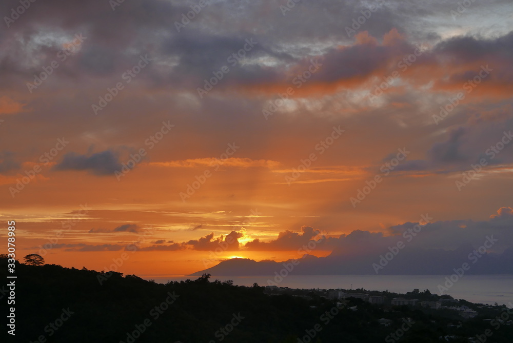 crépuscule sur l'ile de Moorea en polynesie