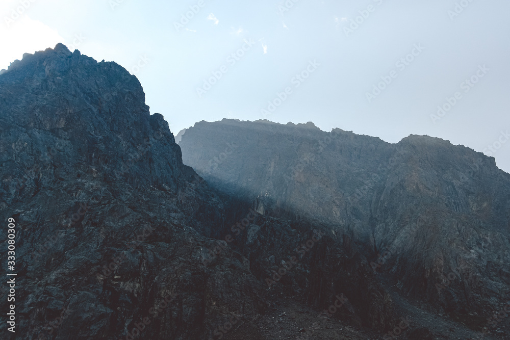 Obraz premium silhouette of rock range on horizon, mountainous area for traveling