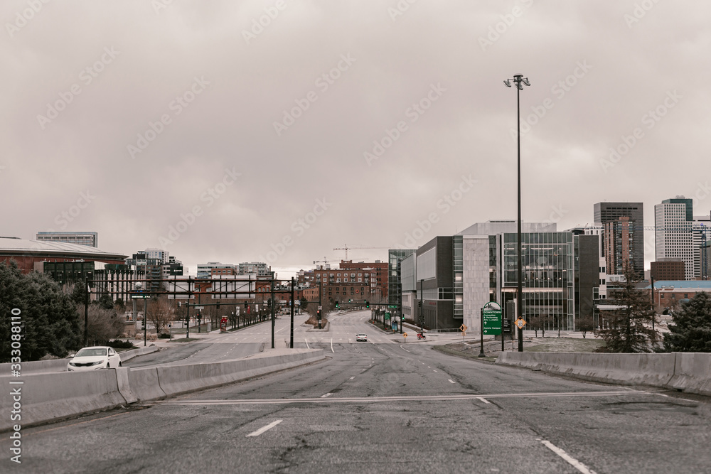 Obraz premium Empty city of Denver in Colorado. Quarantine coronavirus covid-19 spring march. Stay home during the quarantine. Self distancing on streets. Denver downtown financial district. Ghost town. Virus time.