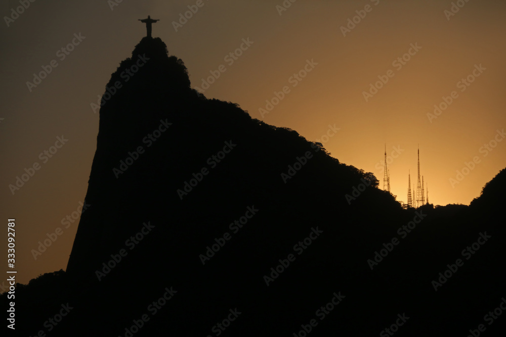 Silhueta do Morro do Corcovado com Cristo Redentor e Antenas