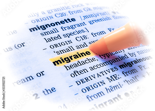 Εκτύπωση καμβά A close up of the word: MIGRAINE in a dictionary, highlighted in yellow and showing part of its definition