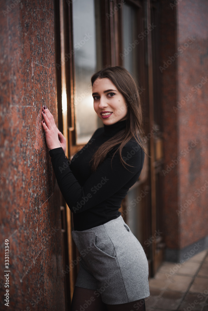 Obraz premium Street urban shooting. Girl on a textured background in the city