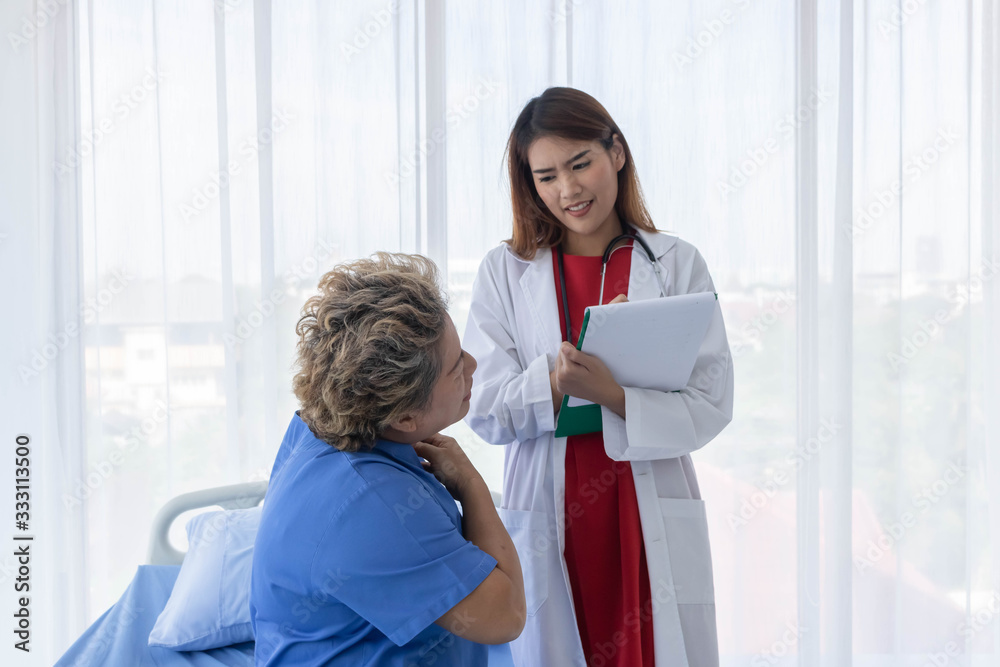Obraz premium Young attractive Asian doctor is discussing to the patient about her symptoms, healtcare and hospital concept.