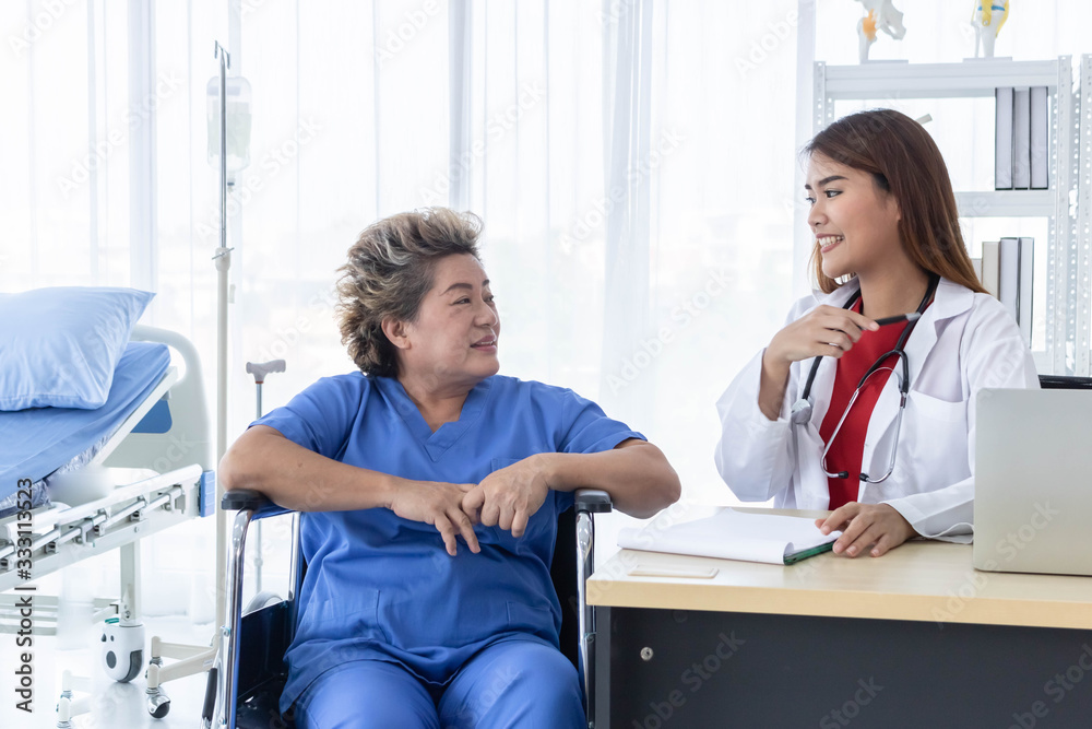 Obraz premium Young attractive Asian doctor is discussing to the patient about her symptoms, healtcare and hospital concept.