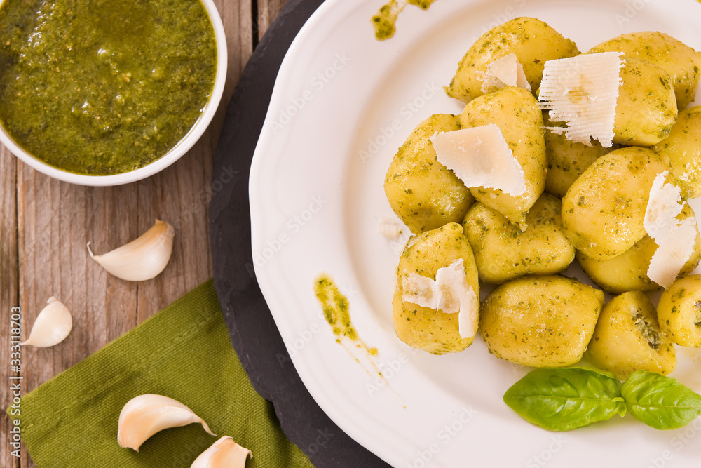 Potato gnocchi stuffed with pesto sauce.