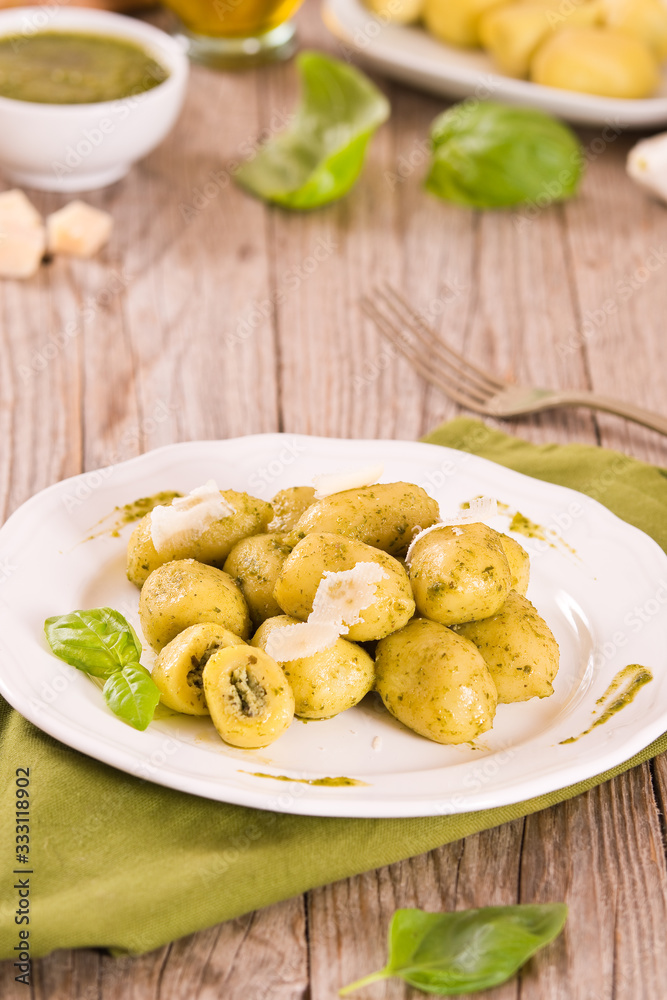 Potato gnocchi stuffed with pesto sauce.