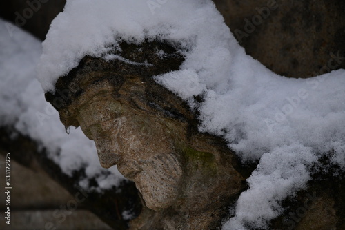Jesus - Grabstein im Winter, schneebedeckt, Friedhof  photo