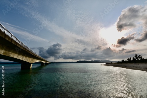 古宇利島，日本の沖縄のエメラルドグリーンの海と海岸