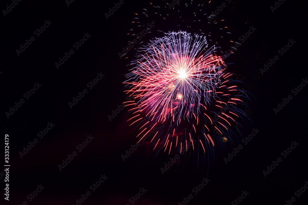 Feuerwerk leuchtend am Nachthimmel über dem Stadtsee Bad Waldsee Feuerwerk leuchtend am Nachthimmel über dem Stadtsee Bad Waldsee