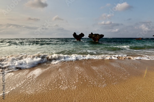 ハート岩，日本の沖縄のエメラルドグリーンの海と海岸