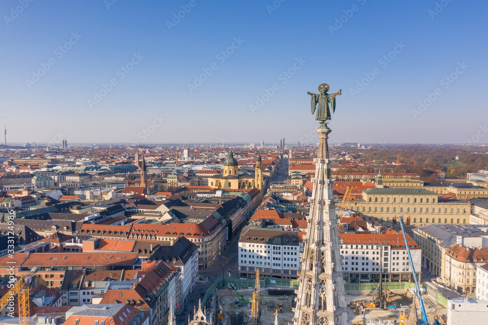 Fototapeta premium Muenchner Kindl statue on the New Town Hall (Neues Rathaus), in Munich, Germany