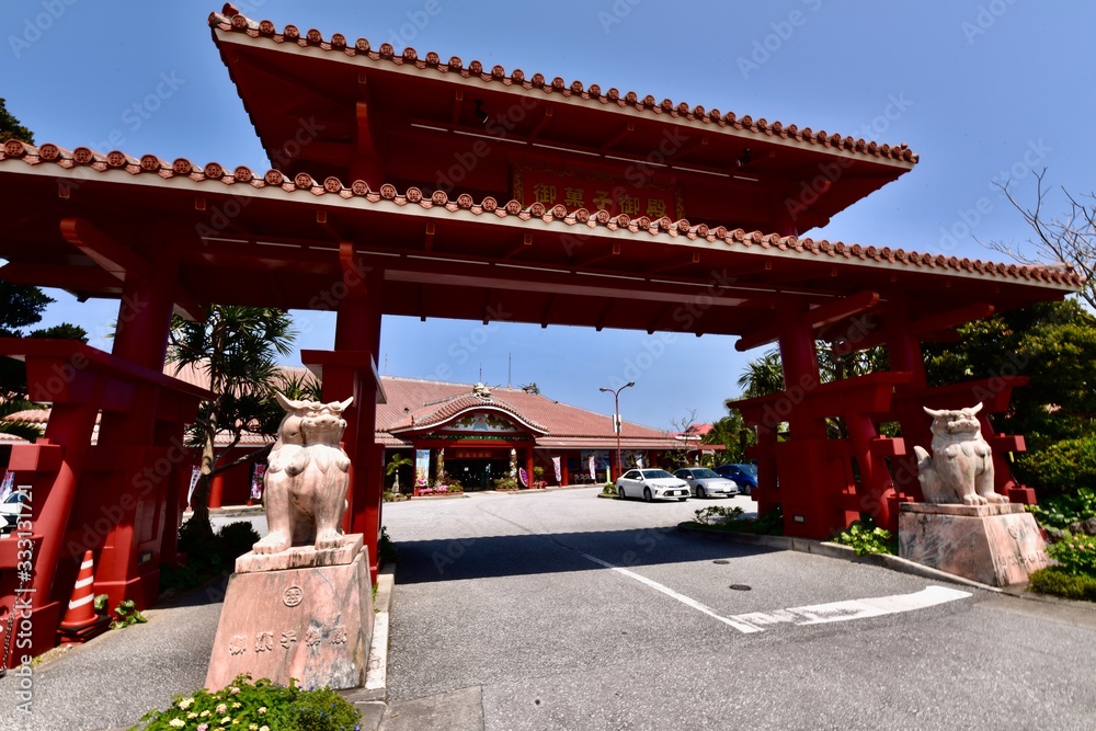 古宇利島，日本の沖縄のエメラルドグリーンの海と海岸