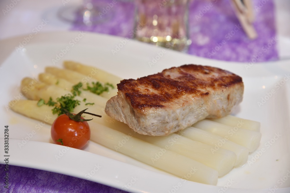 Kalbsrückensteak mit rosa gebratenem Stangenspargel - White asparagus with veal steak