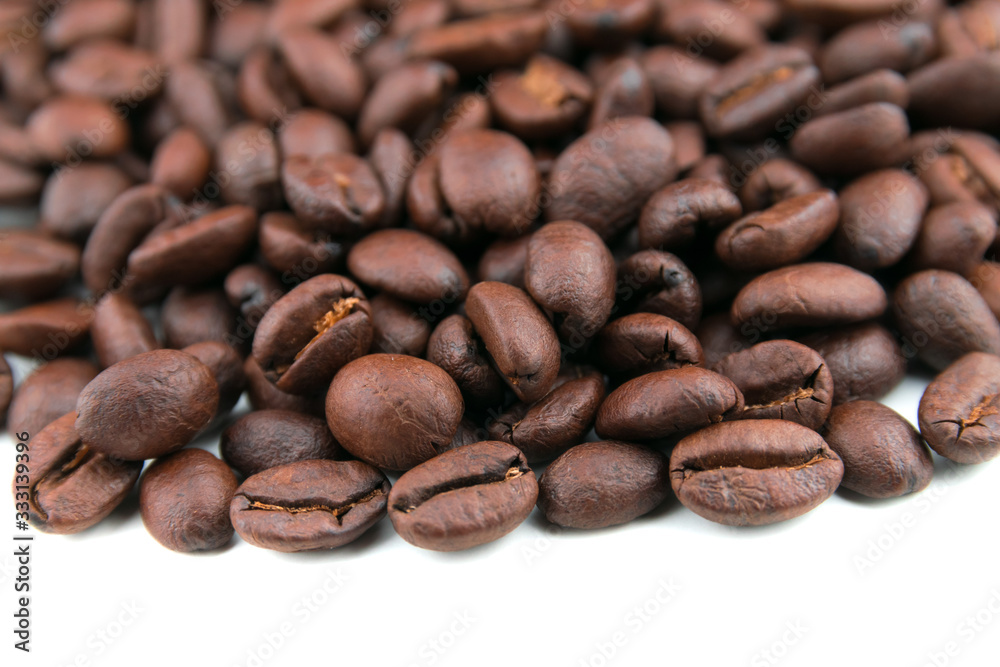 Naklejka premium Ciemne ziarna kawy umieszczone na białej scenie.