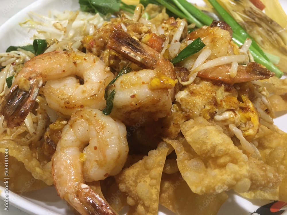 Pad Thai, fresh shrimp, famous Thai food, delicious and popular among Thais and foreigners Pad Thai, fresh shrimp, famous Thai food, delicious and popular among Thais and foreigners