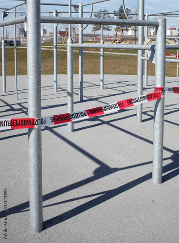 Spielplatz, Absperband, Absperrung, Spielplatz wegen Coronavirus geschlossen, betreten verboten, Deutschland, Europa