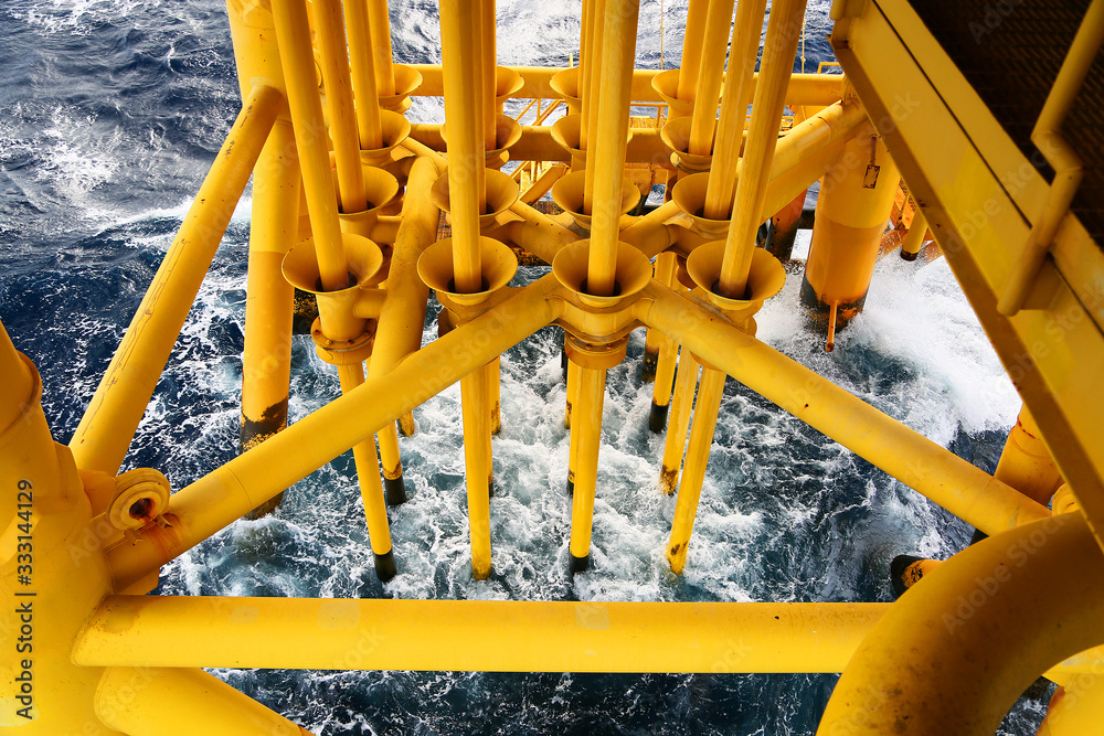 Well head slot from ground to main production floor and controlled by automation logic for production oil and gas industry. Offshore construction platform for production oil and gas in the gulf. Well head slot from ground to main production floor and controlled by automation logic for production oil and gas industry. Offshore construction platform for production oil and gas in the gulf.