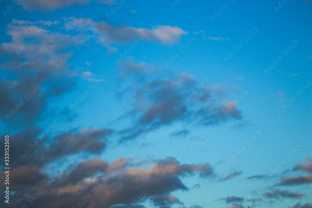 Fototapeta premium Wolken nach einem Gewitter, Regenwolken bei Sonnenuntergang