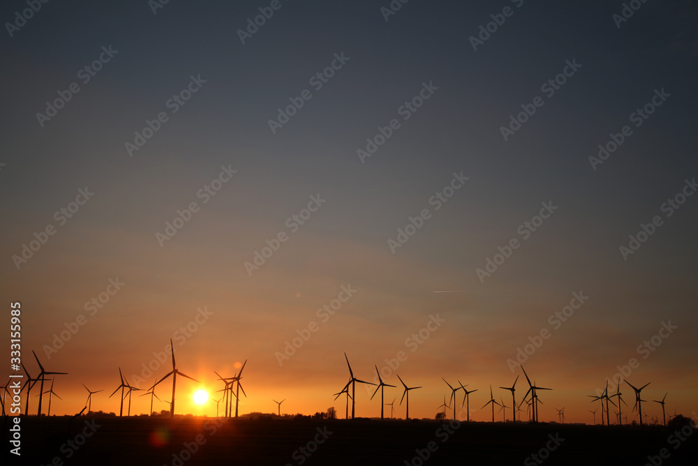 Windturbinen an der Nordseeküste bei Sonnenuntergang Windturbinen an der Nordseeküste bei Sonnenuntergang