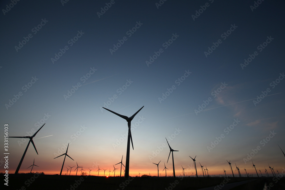 Windturbinen an der Nordseeküste bei Sonnenuntergang