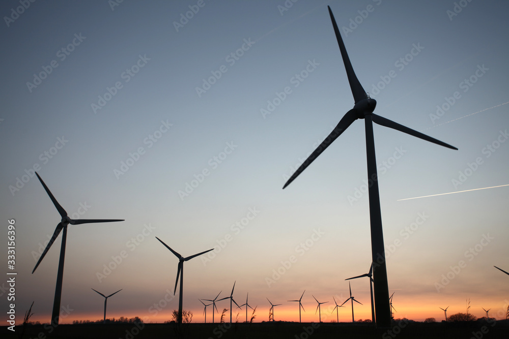 Windturbinen an der Nordseeküste bei Sonnenuntergang Windturbinen an der Nordseeküste bei Sonnenuntergang