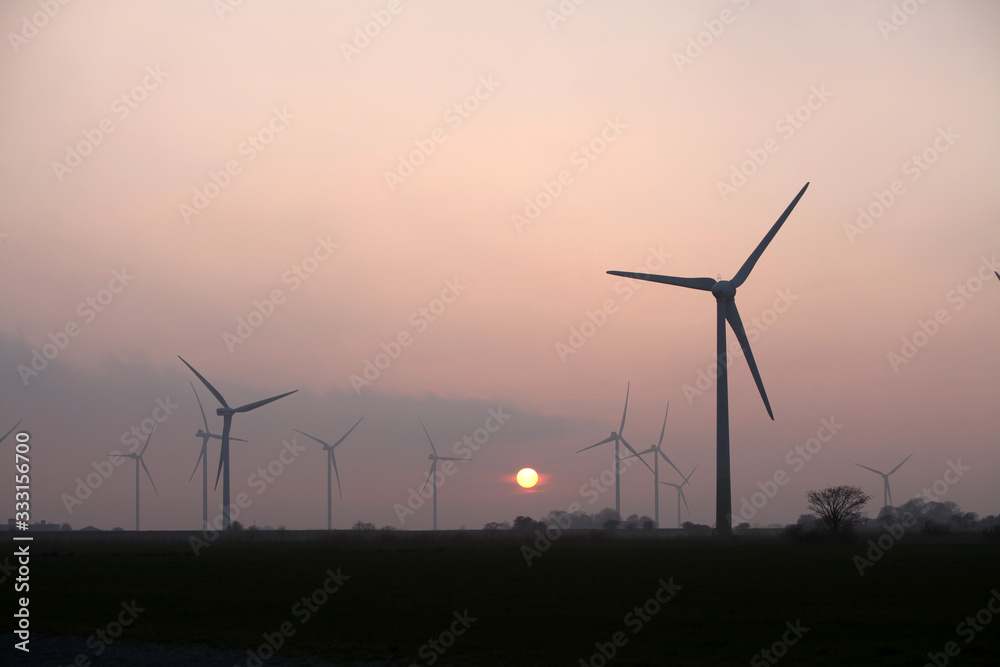 Windturbinen an der Nordseeküste bei Sonnenuntergang Windturbinen an der Nordseeküste bei Sonnenuntergang