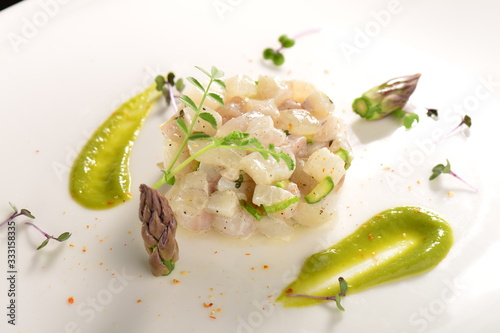 Foto Fine dining appetizer, fish tartare with asparagus