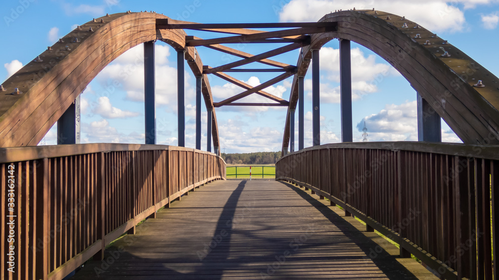 Bogenbrücke aus Holz