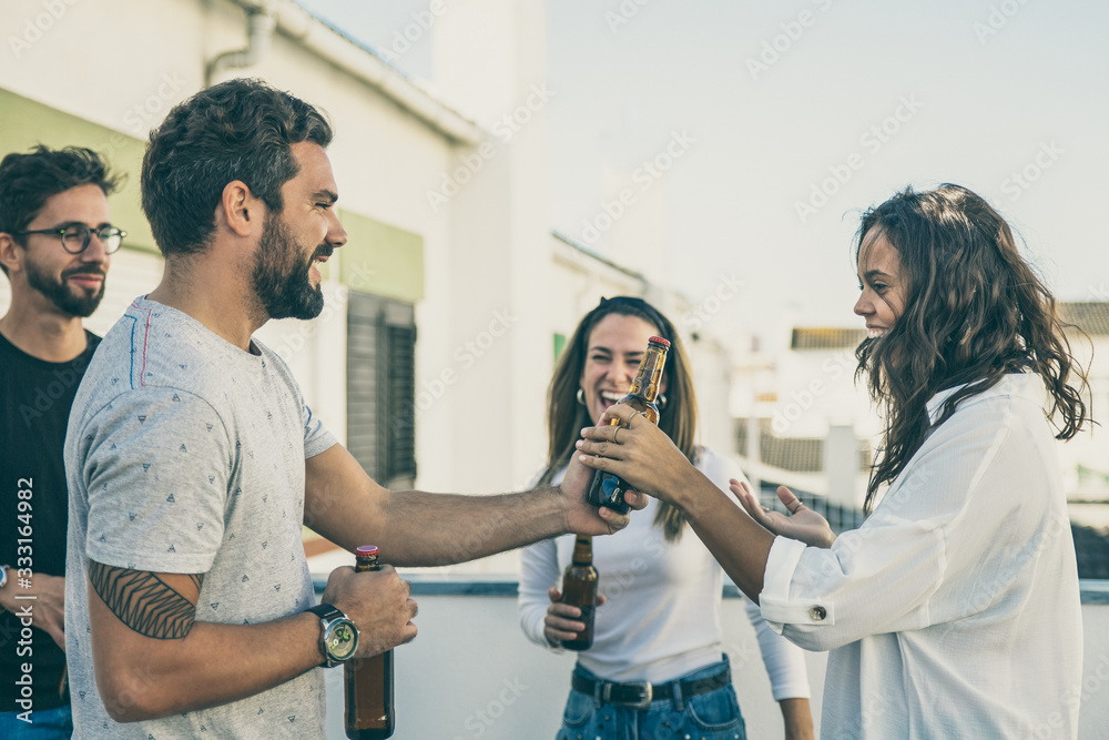 Group of happy friends drinking beer on outdoor apartment terrace. Young men and women in casual meeting outside. Party in terrace concept - obrazy, fototapety, plakaty 