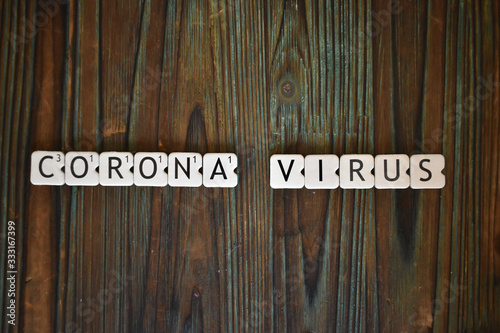 Palabra corona virus formada con letras