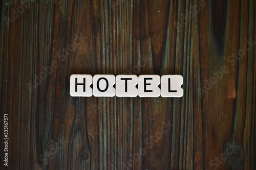 HOTEL, palabra escrita con letras sueltas