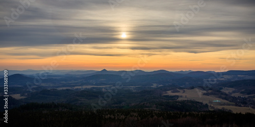 Sonnenuntergang auf dem Hochwald mit Bergen  Zittauerer Gebirge