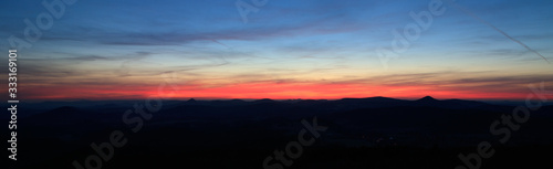 Sonnenuntergang auf dem Hochwald mit Bergen, Zittauerer Gebirge © Thomas