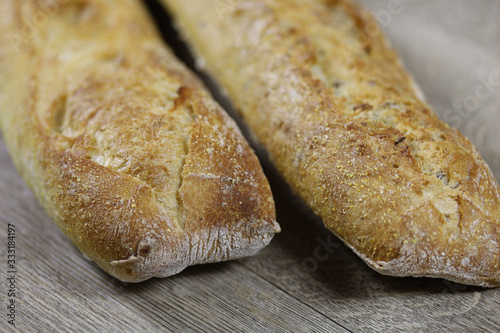 baguette de pain sur un fond en bois