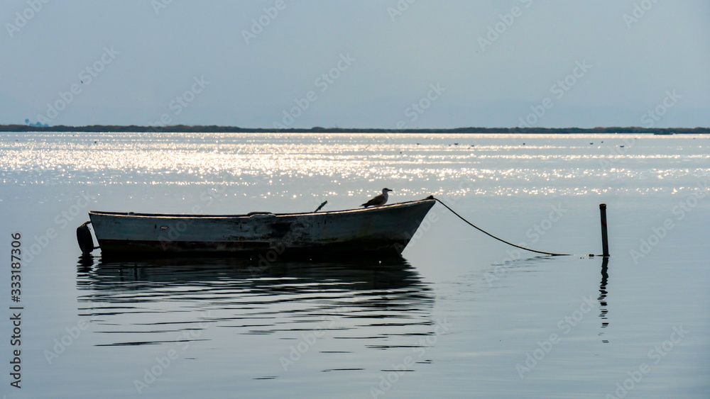 Naklejka premium Small fishing boat floating on the water.