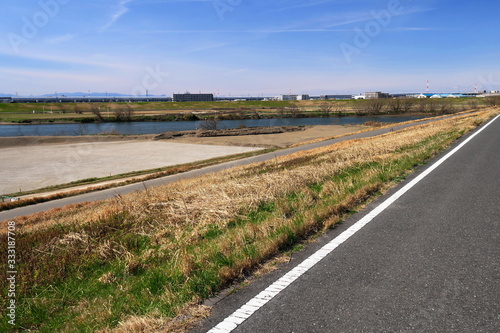 早春の江戸川河川敷とサイクリングロード風景風景 © smtd3