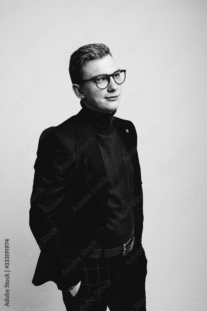 Obraz premium A young male journalist with glasses.