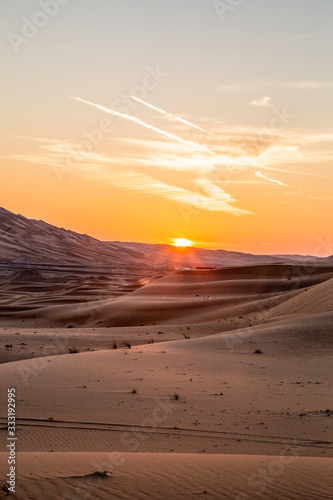 Sonnenuntergang in der Wüste in den Vereinten arabischen Emirate.