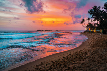 Keuken achterwand Strand zonsondergang Tropisch strand in warme avondgloed  © Volodymyr Shevchuk