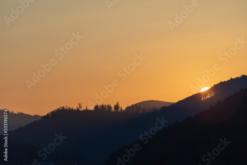 Sonnenaufgang an Bergkuppel
