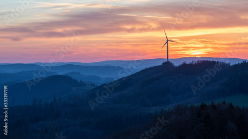 Sonnenuntergang in sauerländer Bergen mit Windrad