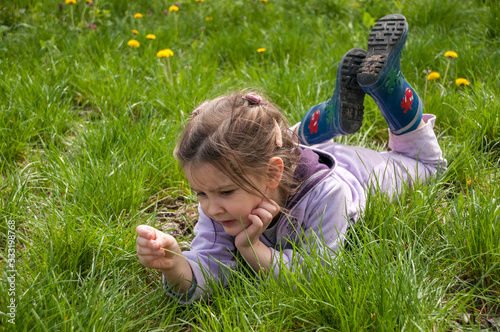 Obraz na płótnie
Sweet little girl take a rest on the grass in the garden
w salonie