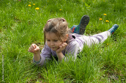 Obraz na płótnie
Sweet little girl take a rest on the grass in the garden
w salonie
