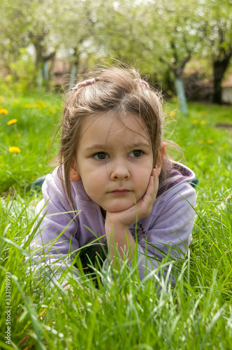 Obraz na płótnie
Sweet little girl take a rest on the grass in the garden
w salonie