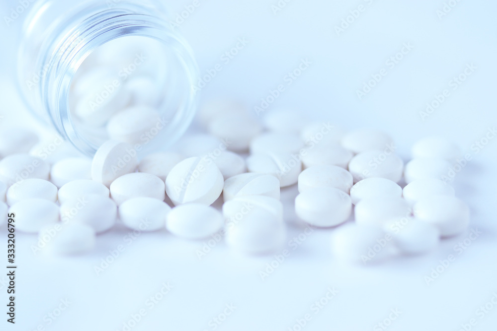 白いイメージ　錠剤と薬瓶