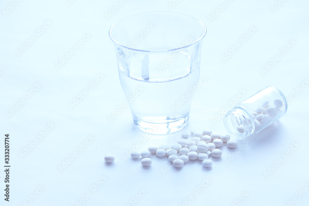 白いイメージ　錠剤とコップの水