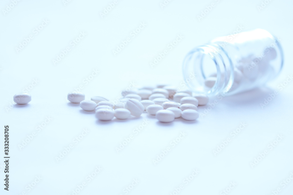 白いイメージ　錠剤と薬瓶