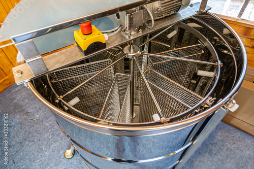 einer Honigschleuder zum schleudern von Honigwaben